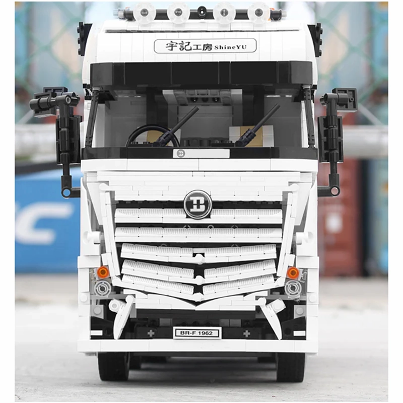 Remote Controlled Cargo Truck 2949pcs